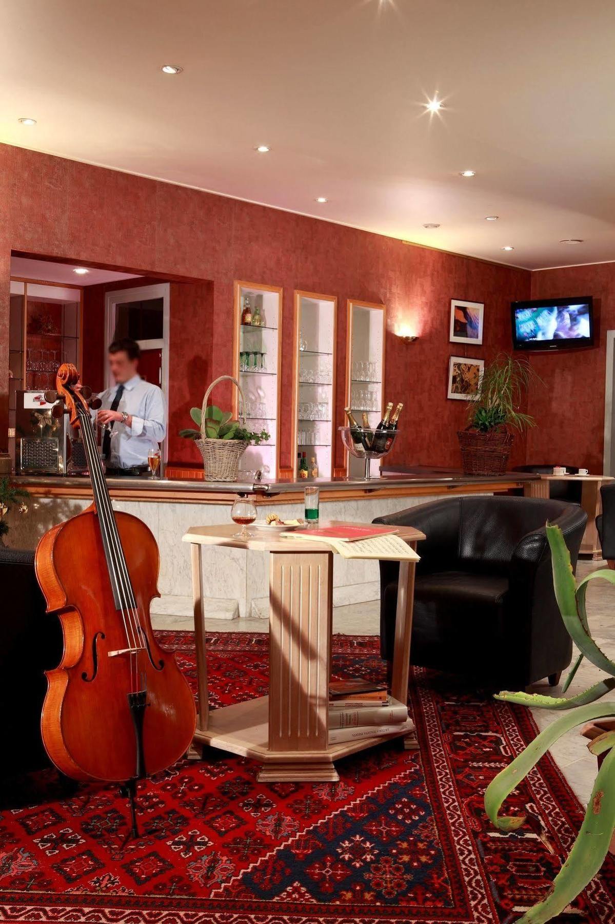 Hotel Logis Le Luth Mirecourt Exterior foto