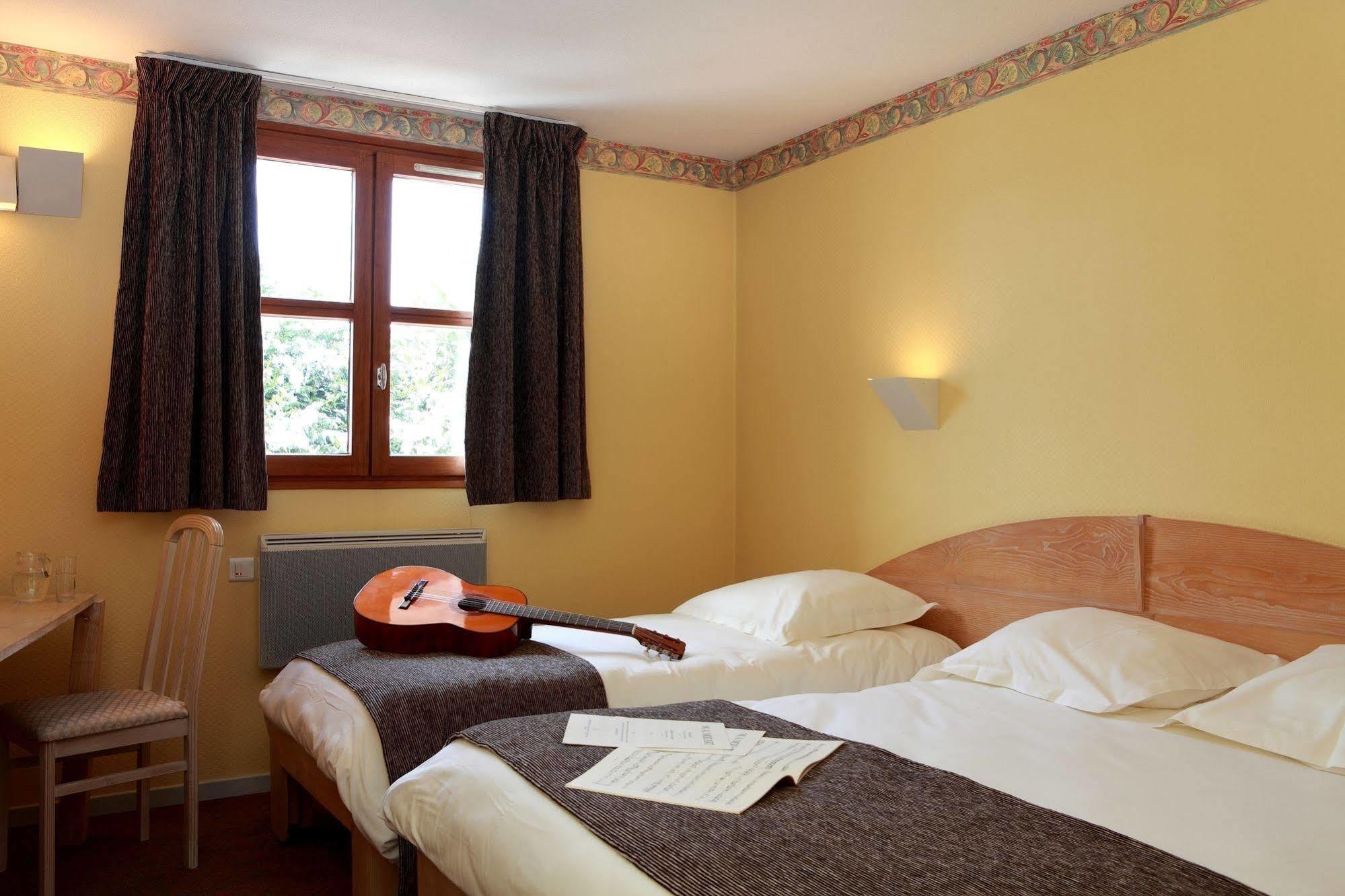 Hotel Logis Le Luth Mirecourt Exterior foto